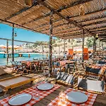 La Local Beach House & Villa
