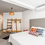 La Local Beach House & Villa