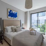 1-Bedroom Seafront Flat With Hotel Amenities