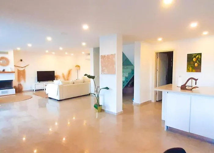 Private Villa With Pool And Garden