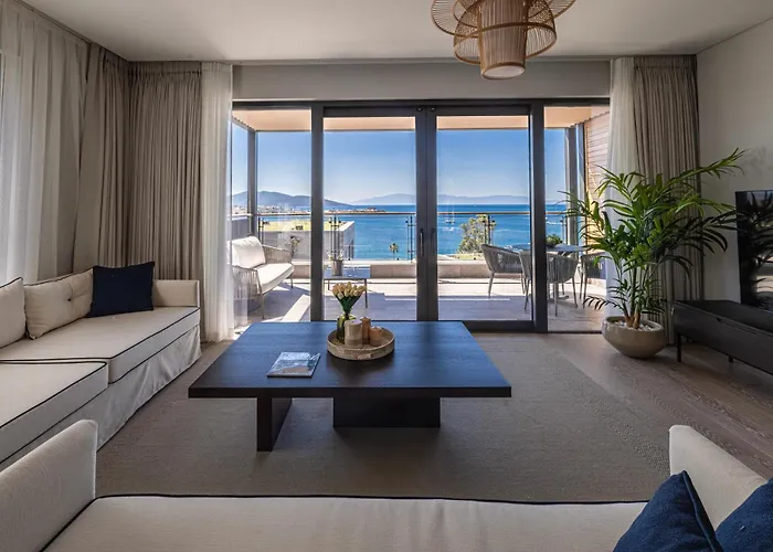 1-Bedroom Seafront Flat With Hotel Amenities