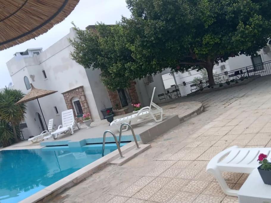 Cozy And Central With Shared Pool Near Beach In
