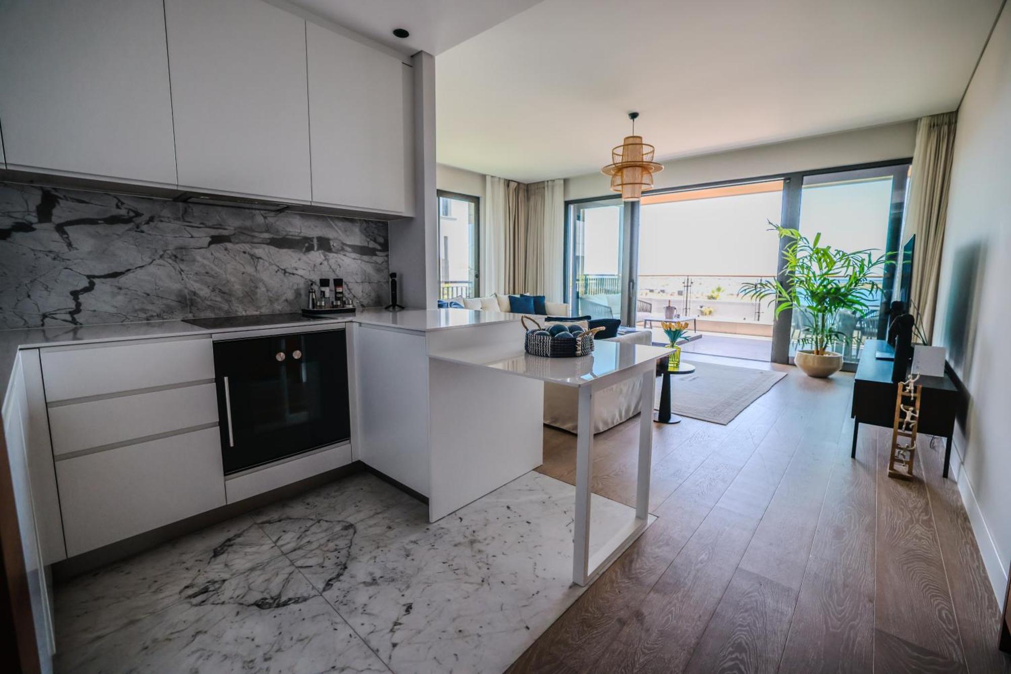 1-Bedroom Seafront Flat With Hotel Amenities Apartment *