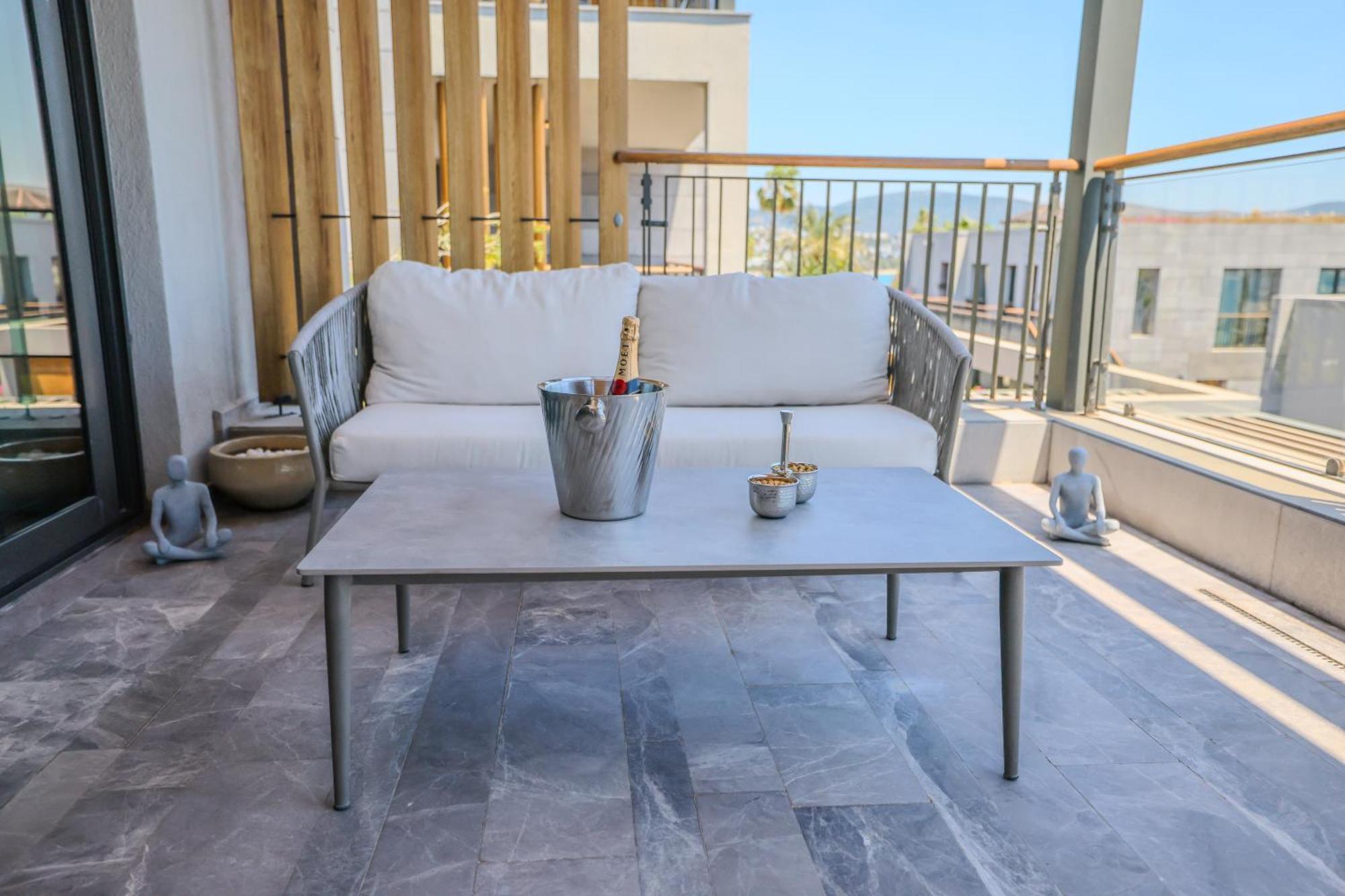 1-Bedroom Seafront Flat With Hotel Amenities