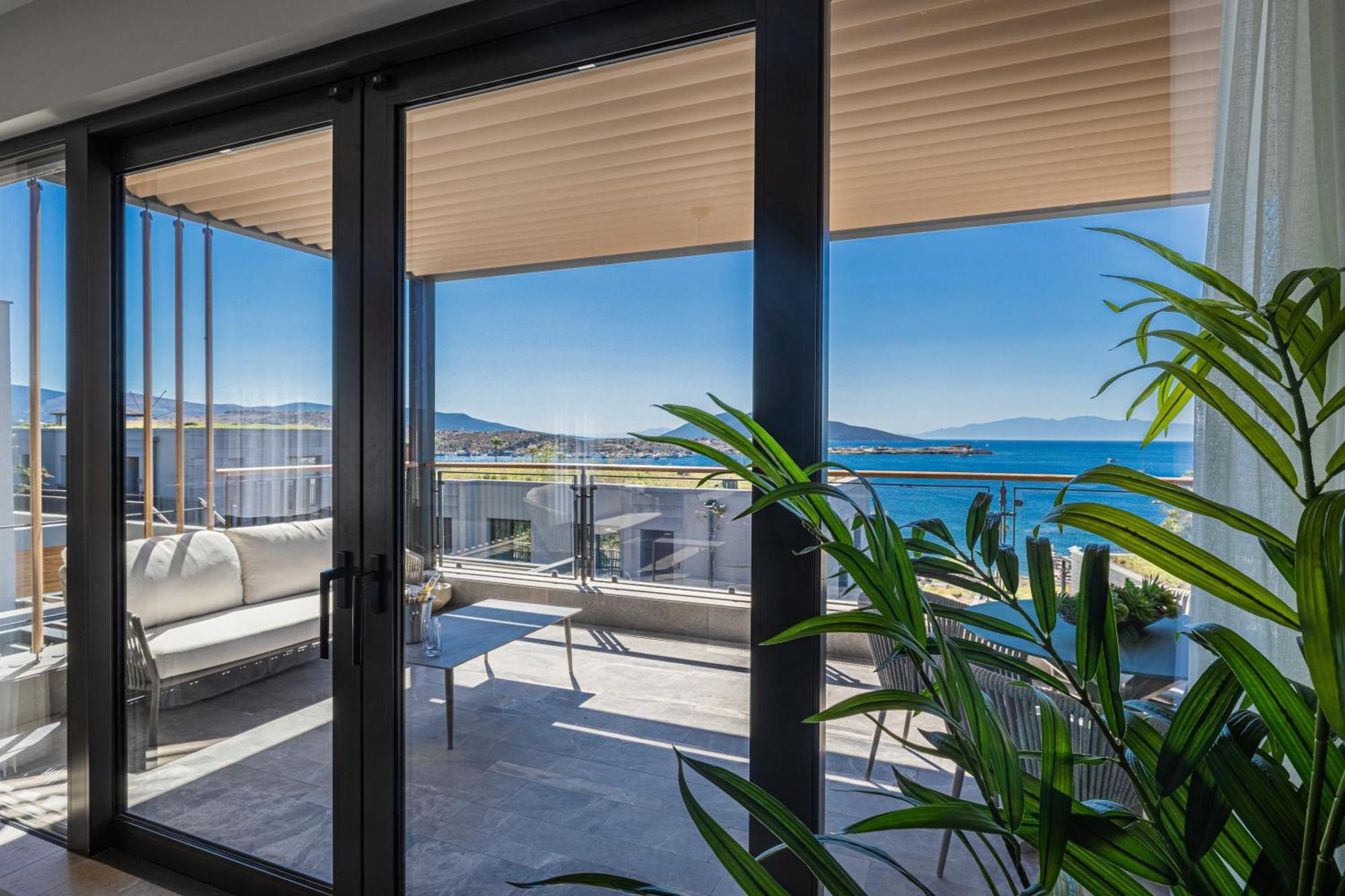 1-Bedroom Seafront Flat With Hotel Amenities Bodrum