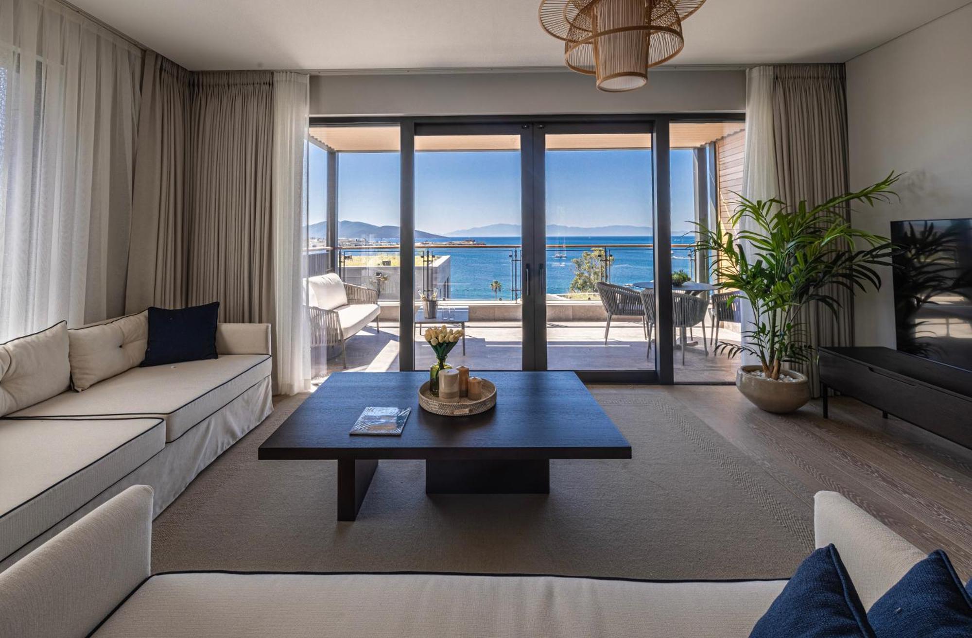 1-Bedroom Seafront Flat With Hotel Amenities