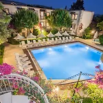 Moonshine Hotel & Suites