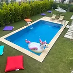 Bodrum Guemuesluekte Havuzlu-Bahceli-3 Yatak Odali Muestakil Villa