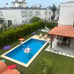 Bodrum Guemuesluekte Havuzlu-Bahceli-3 Yatak Odali Muestakil Villa