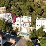 Private Villa 5-Bedroom With Pool And Sea View In Central Bodrum