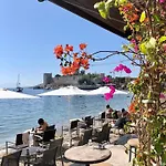Surfer Caravan Gastro Pub Suites- Adults Only