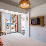 La Local Beach House & Villa