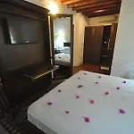 El Vino Hotel & Suites