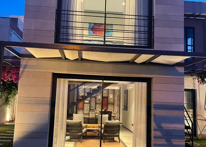 Bodrumda Deniz Ve Doga Manzarali Full Esyali Lueks Villa