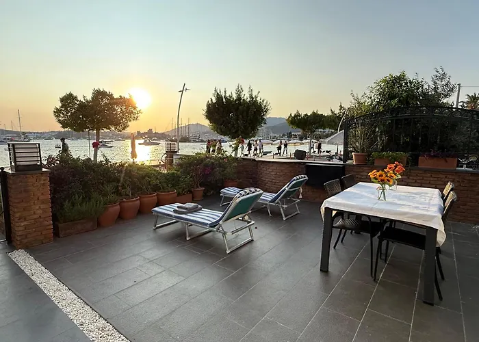 Bodrum Merkezde Denize Sifir Plajli Ev