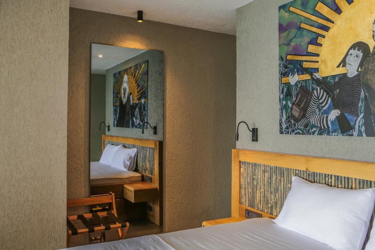 Surfer Caravan Gastro Pub Suites- Adults Only *