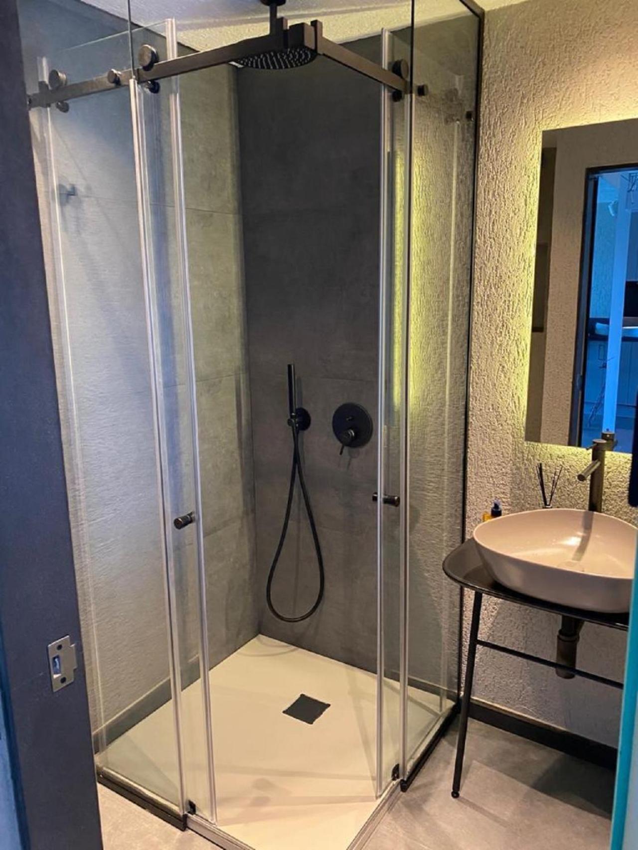 Surfer Caravan Gastro Pub Suites- Adults Only