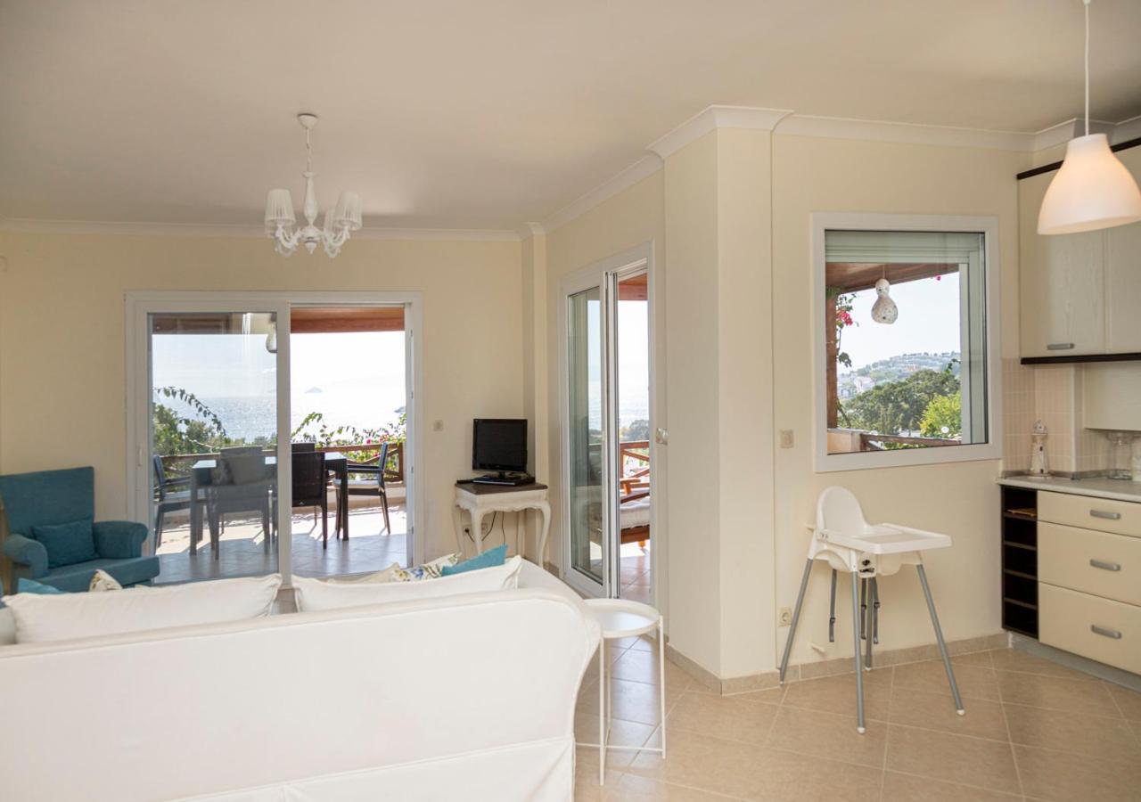 Splendid House With Sea View And Shared Pool In