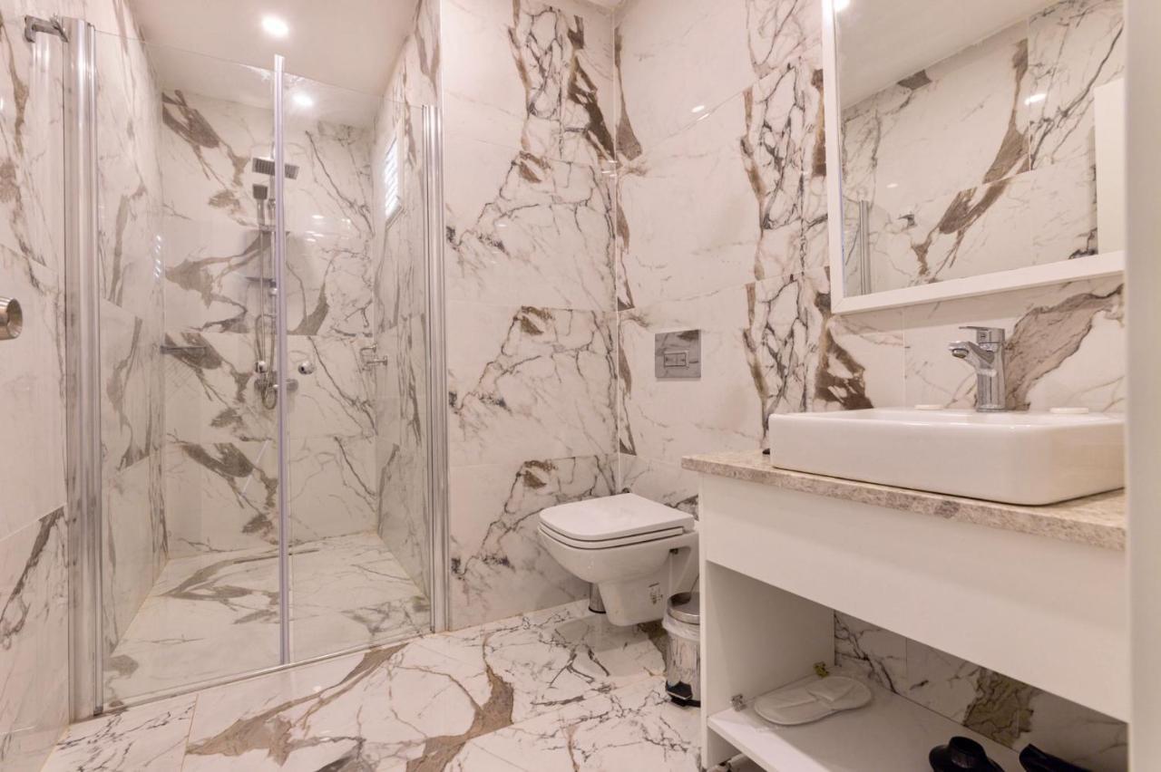 Secret Life Hotel *
