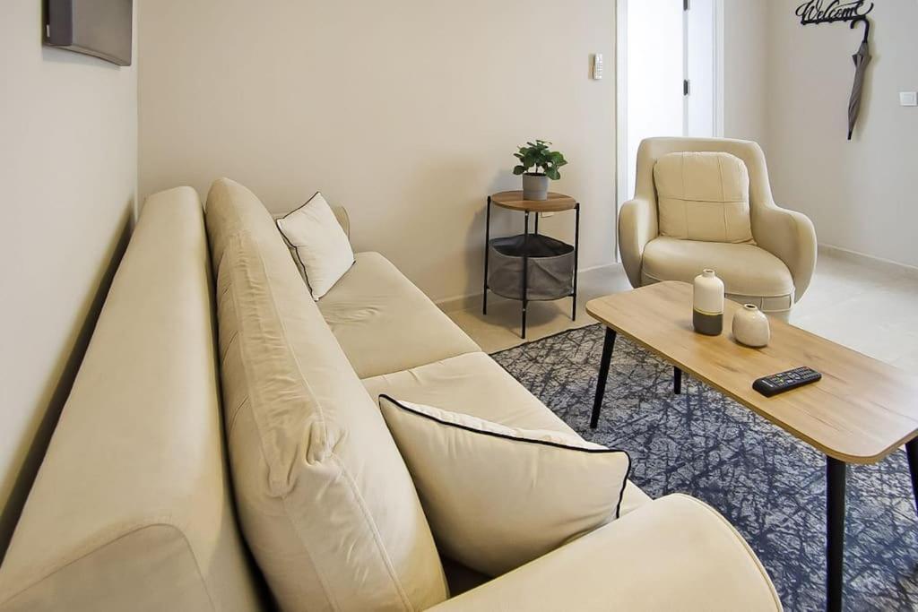 Cozy And Central With Shared Pool Near Beach In *