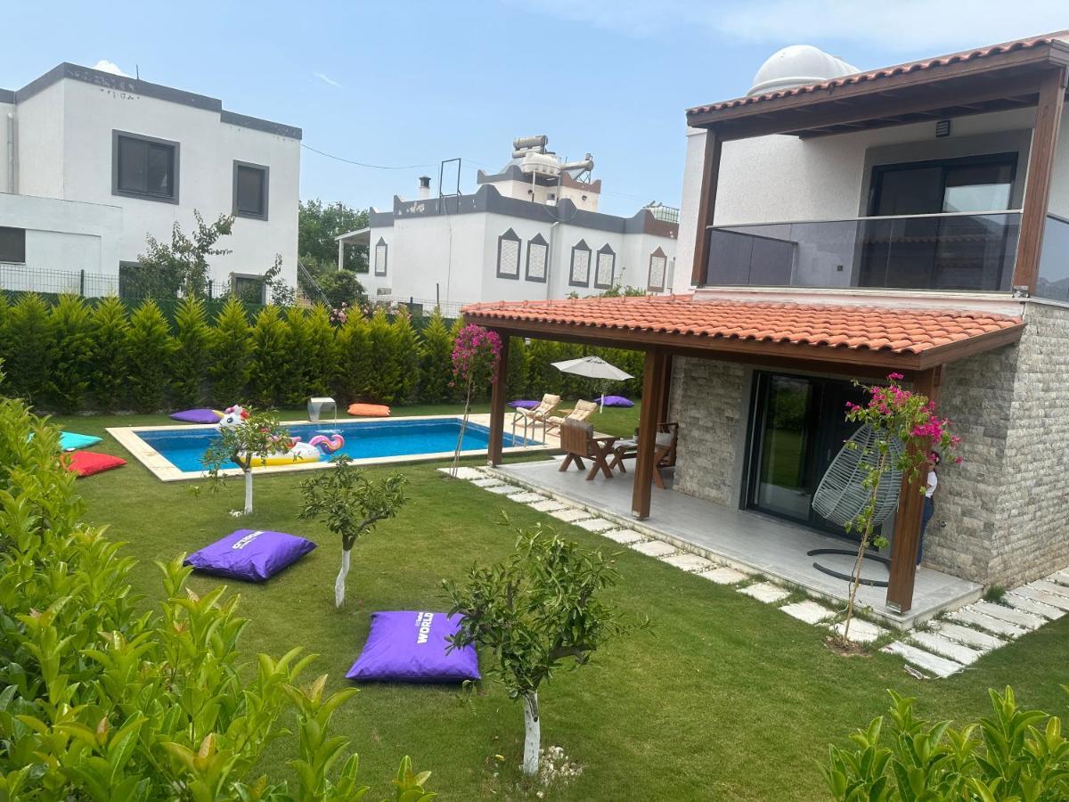 Guemuesluekte Havuzlu-bahceli-3 Yatak Odali Muestakil Villa