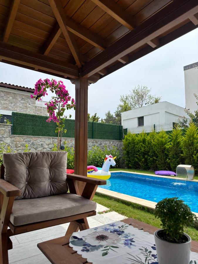 Guemuesluekte Havuzlu-bahceli-3 Yatak Odali Muestakil Bodrum