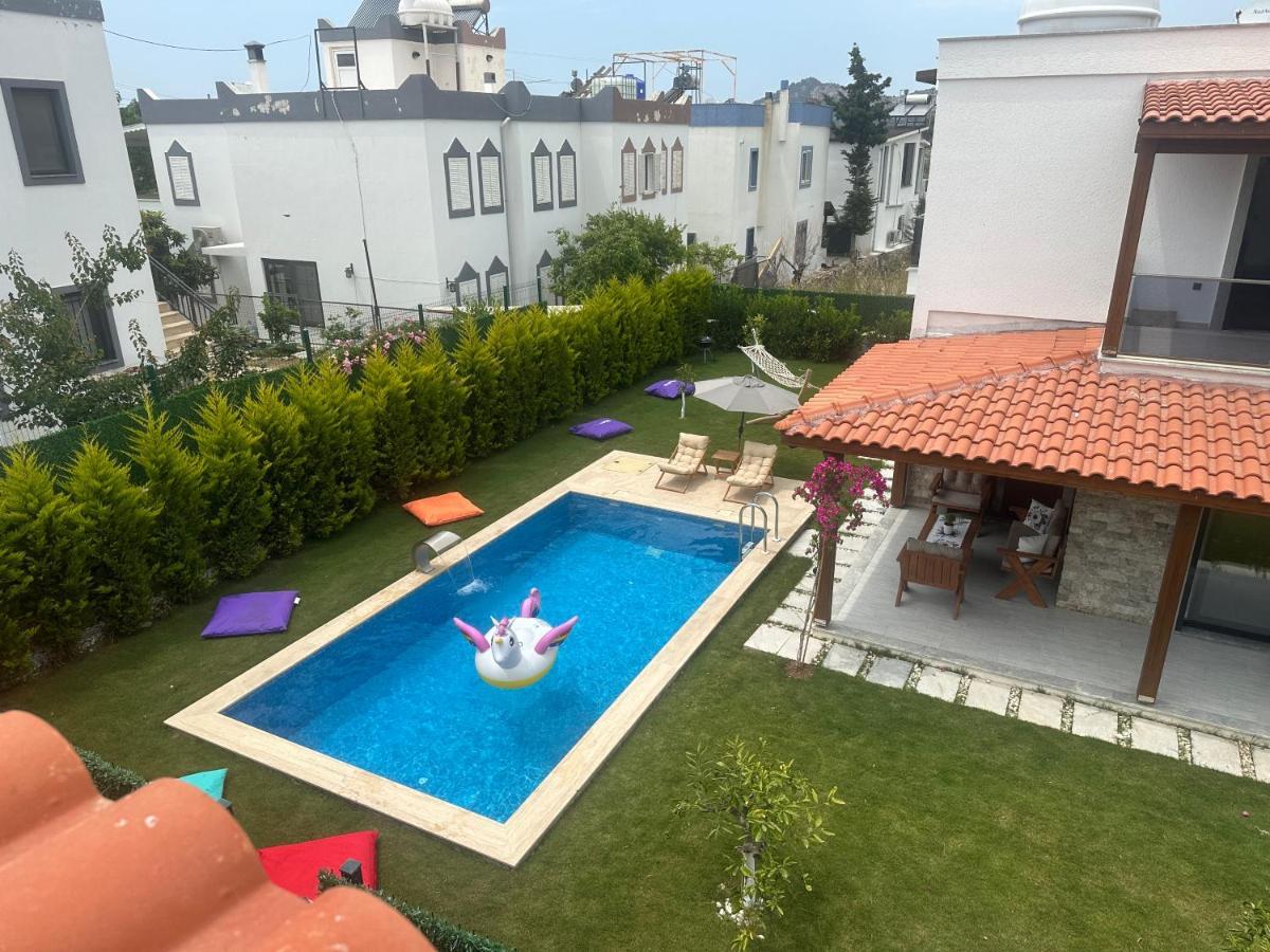 Guemuesluekte Havuzlu-bahceli-3 Yatak Odali Muestakil Villa