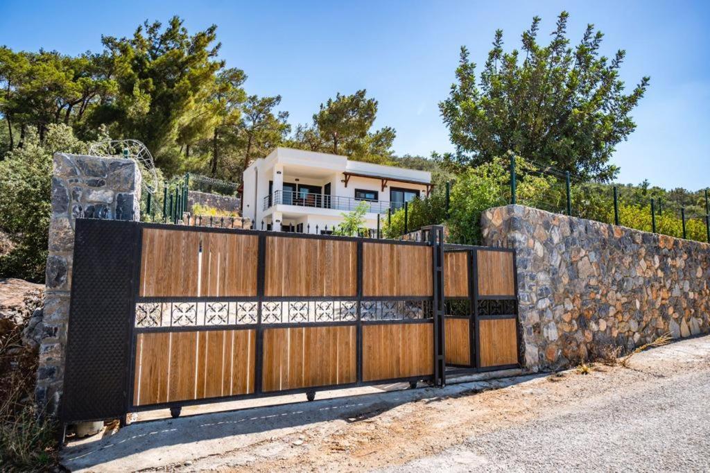 Kizilagacta Oezel Havuzlu Genis Bahceli Lueks Bodrum
