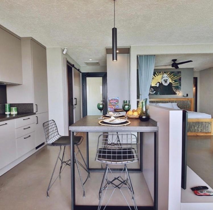 Surfer Caravan Gastro Pub Suites- Adults Only *