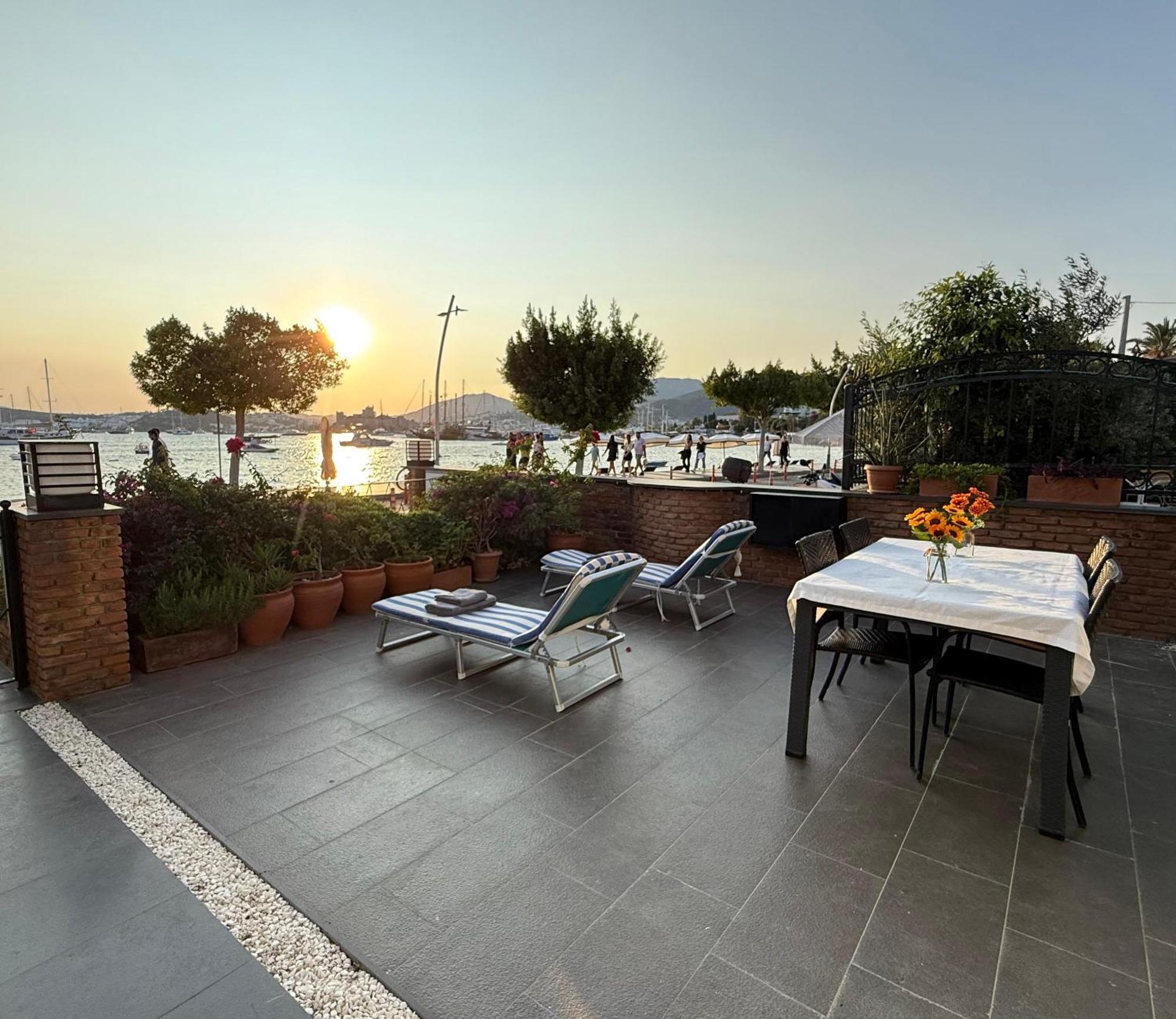 Merkezde Denize Sifir Plajli Ev Apartment *