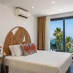 La Local Beach House & Villa