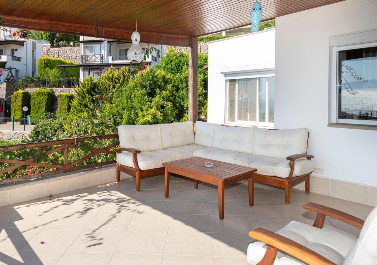 Splendid House With Sea View And Shared Pool In