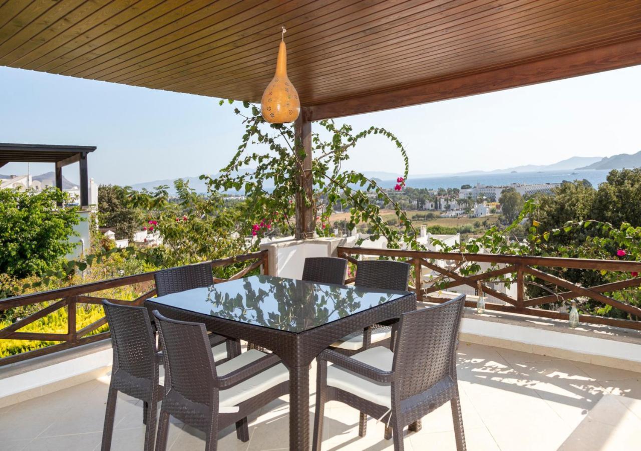 Splendid House With Sea View And Shared Pool In
