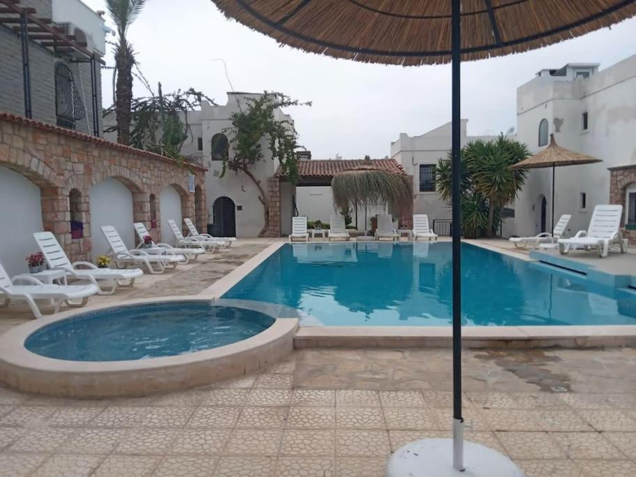 Cozy And Central With Shared Pool Near Beach In Apartment Bodrum