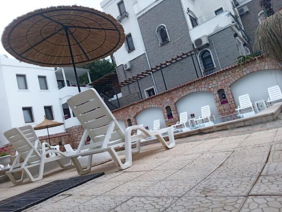 Cozy And Central With Shared Pool Near Beach In Apartment Bodrum