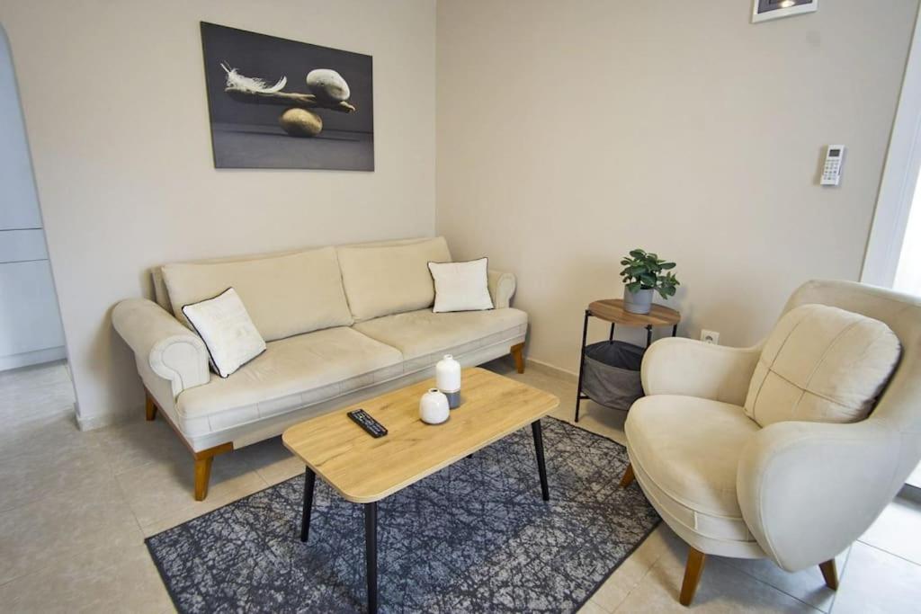 Cozy And Central With Shared Pool Near Beach In Apartment Bodrum