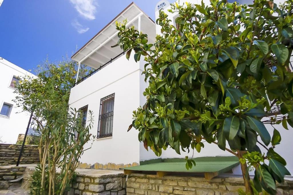 Cozy And Central With Shared Pool Near Beach In Apartment Bodrum