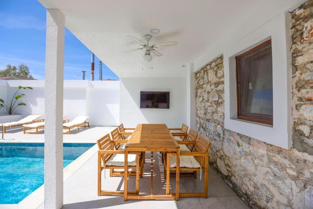 Villa Traditional Seaside Stone With Private Pool