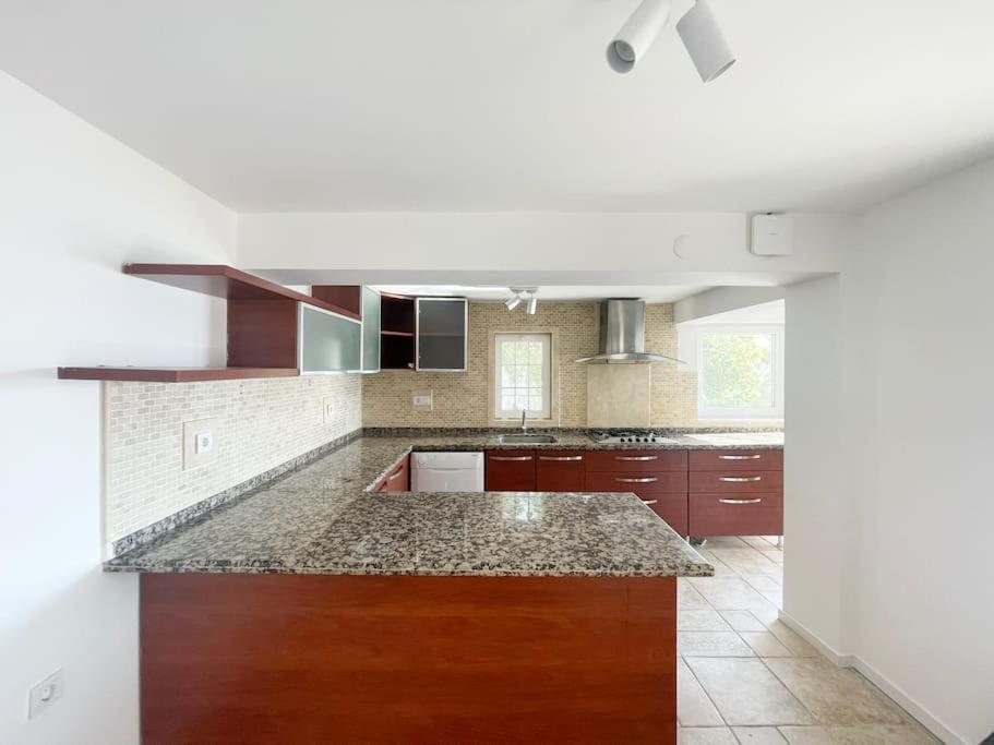 Private 5-bedroom With Pool And Sea View In Pousada
