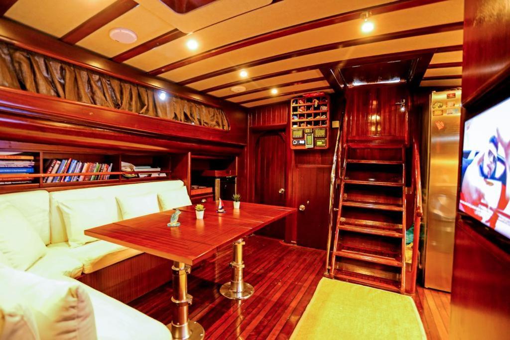 Luxury Boat In Marina Tekne