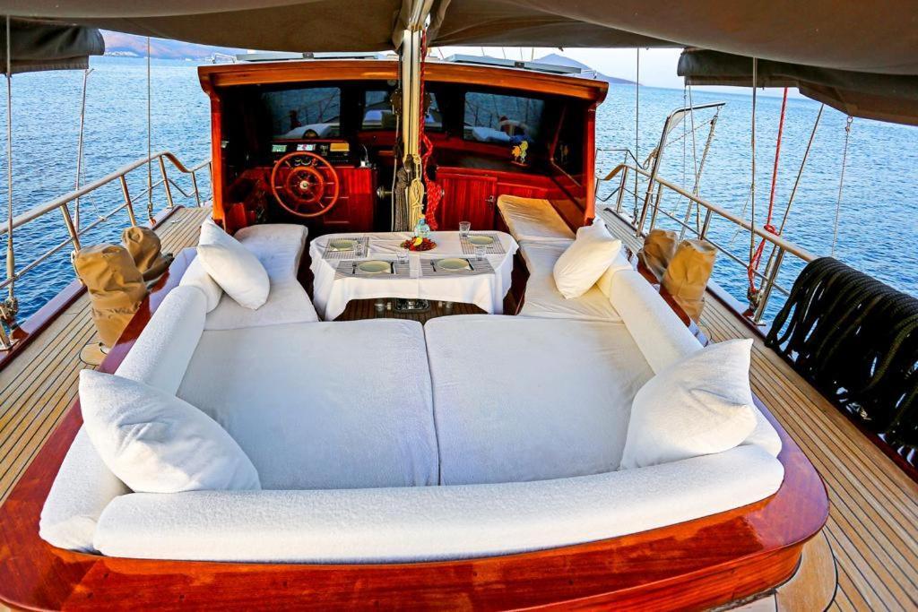 Tekne Luxury Boat In Marina *