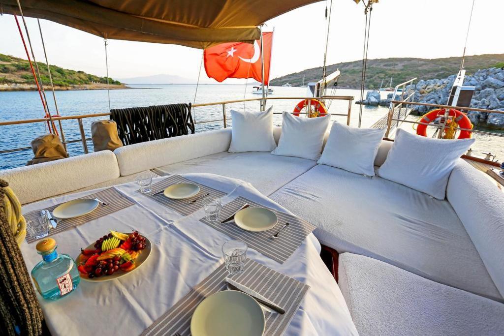 Tekne Luxury Boat In Marina *
