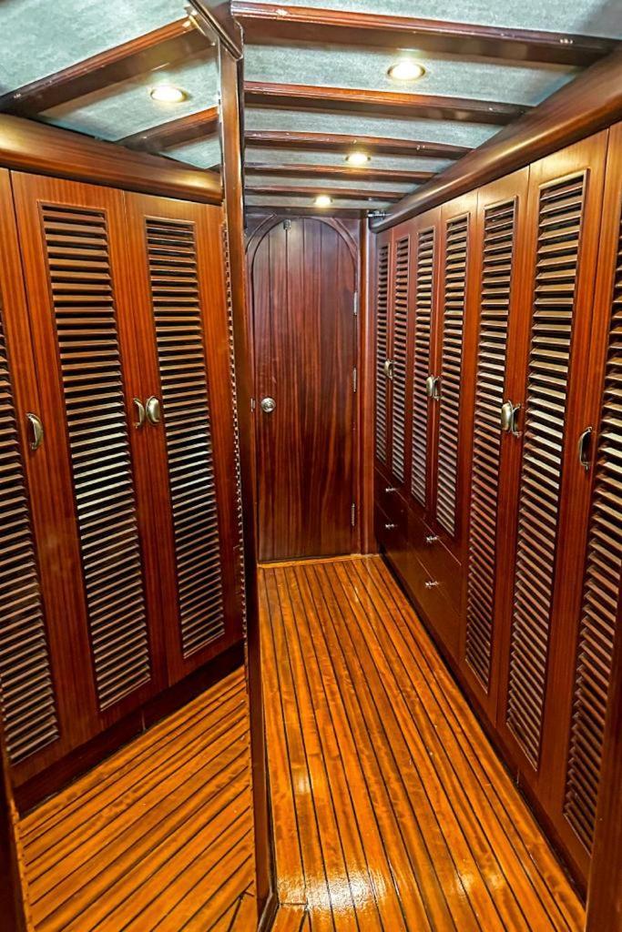 Luxury Boat In Marina Tekne *
