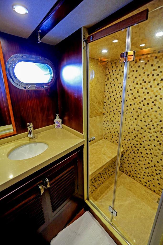 Tekne Luxury Boat In Marina
