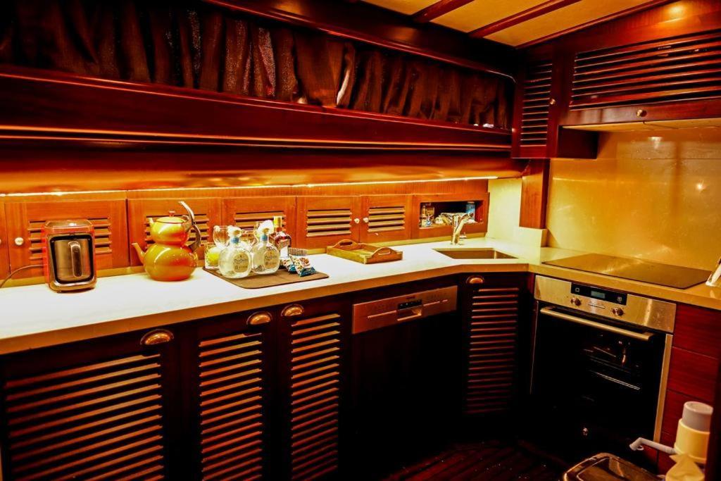 Tekne Luxury Boat In Marina Bodrum