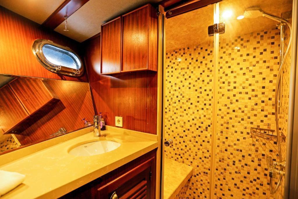 Luxury Boat In Marina Tekne *