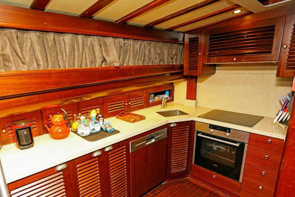 Tekne Luxury Boat In Marina Bodrum