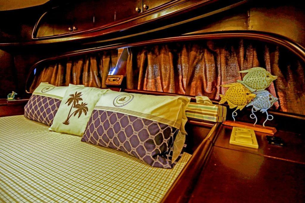 Tekne Luxury Boat In Marina *