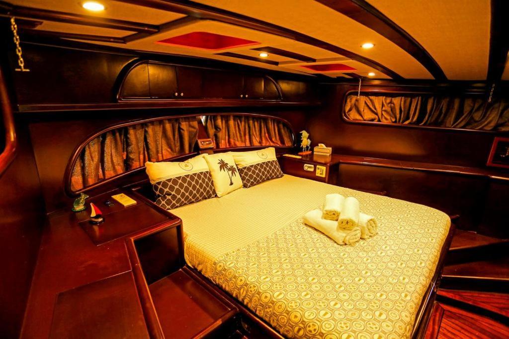 Luxury Boat In Marina Tekne