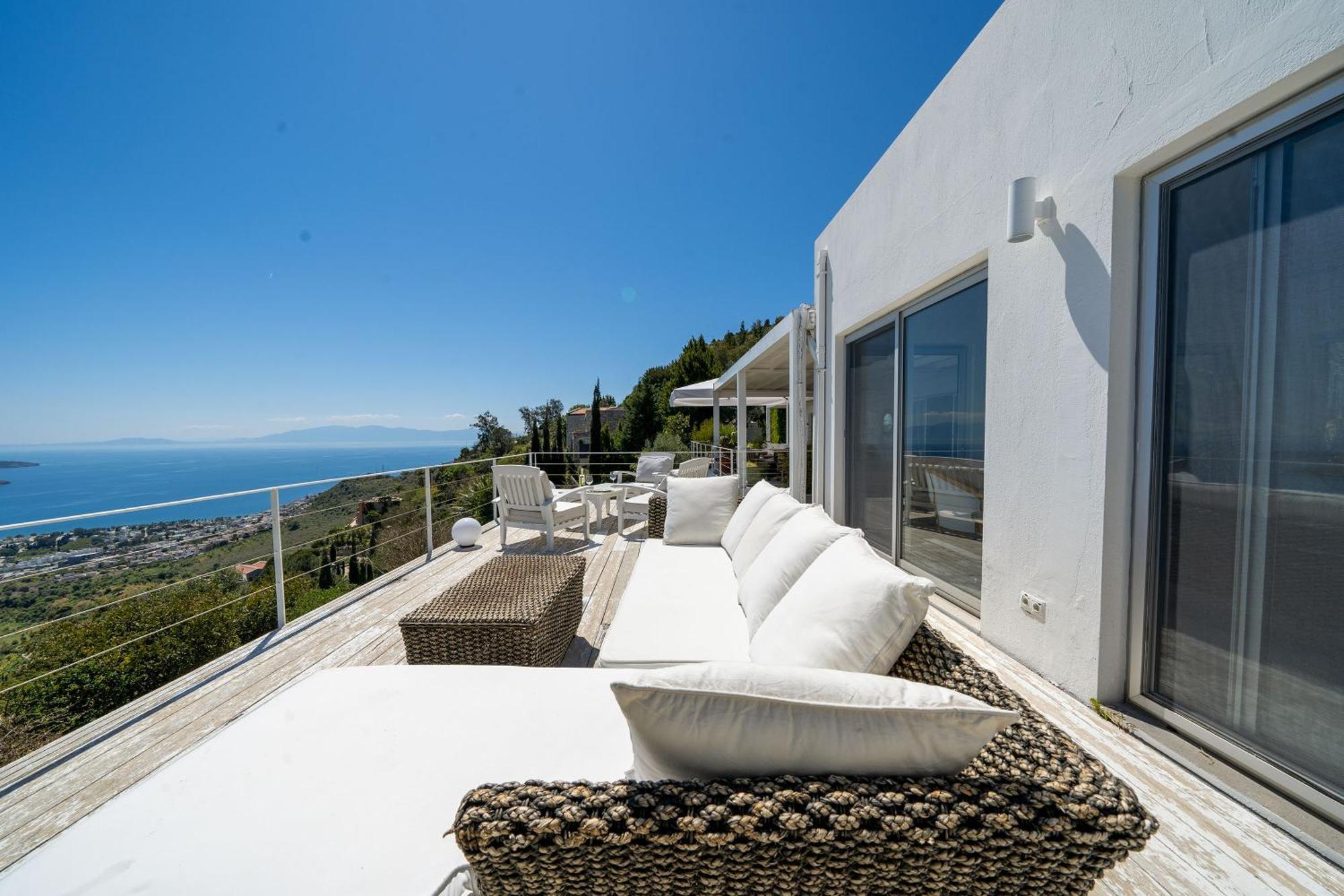 Villa Stunning Sea View & Private Garden In *